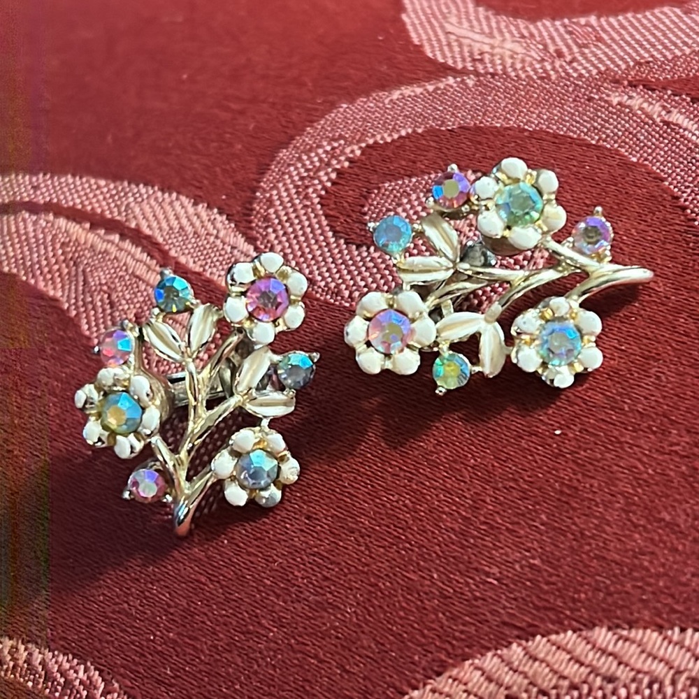 Vintage Coro Co, beautiful flower elegant clip on earrings gold tone